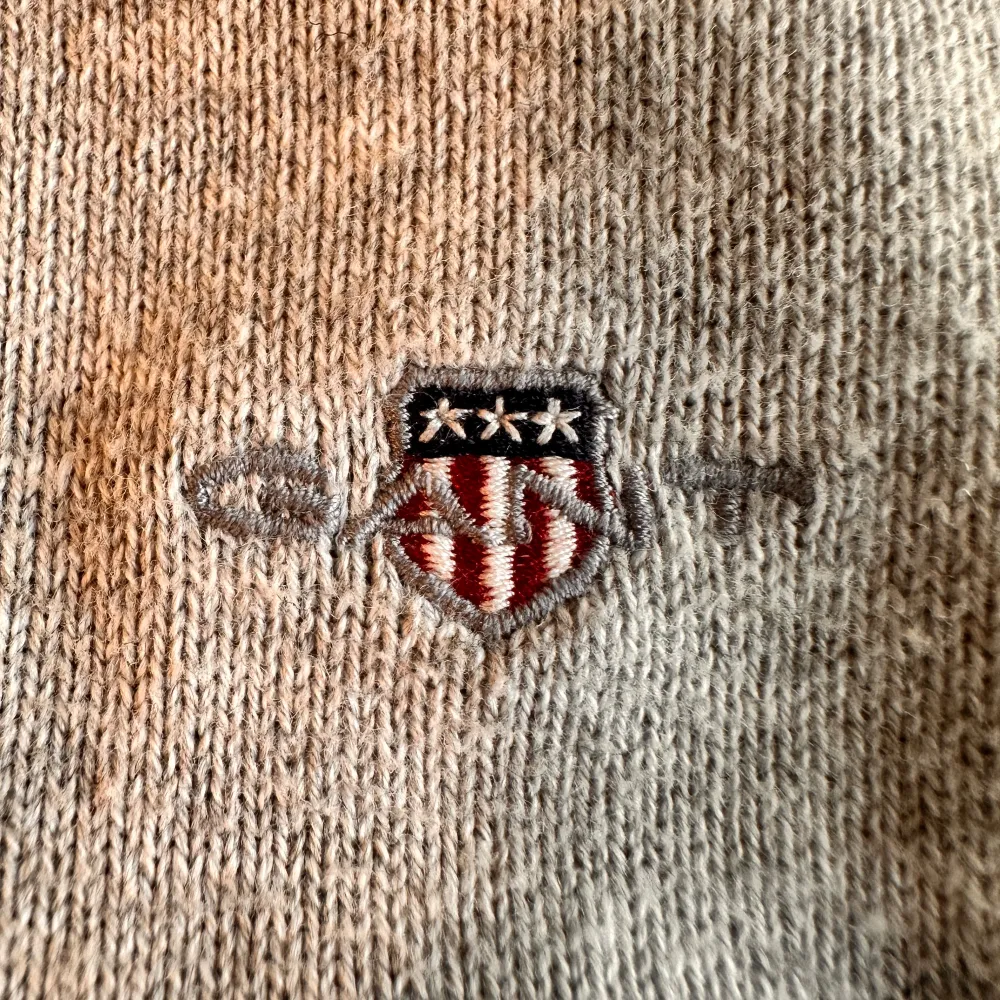 Nypris: 1100kr. Säljer en stilren grå tröja från GANT med broderad logga på bröstet. Tröjan har långa ärmar och ribbade kanter vid hals, ärmslut och nederkant. Perfekt för en avslappnad och snygg look.. Neuletakit & Villapaidat.