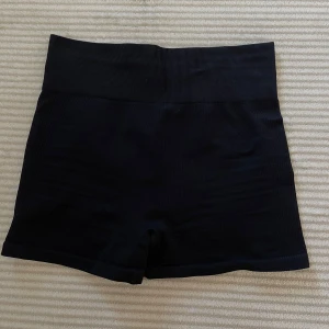  Träningsshorts   - Snygga svarta tränings shorts. De har en tight passform som framhäver figuren. Storlek M men men passar S också.