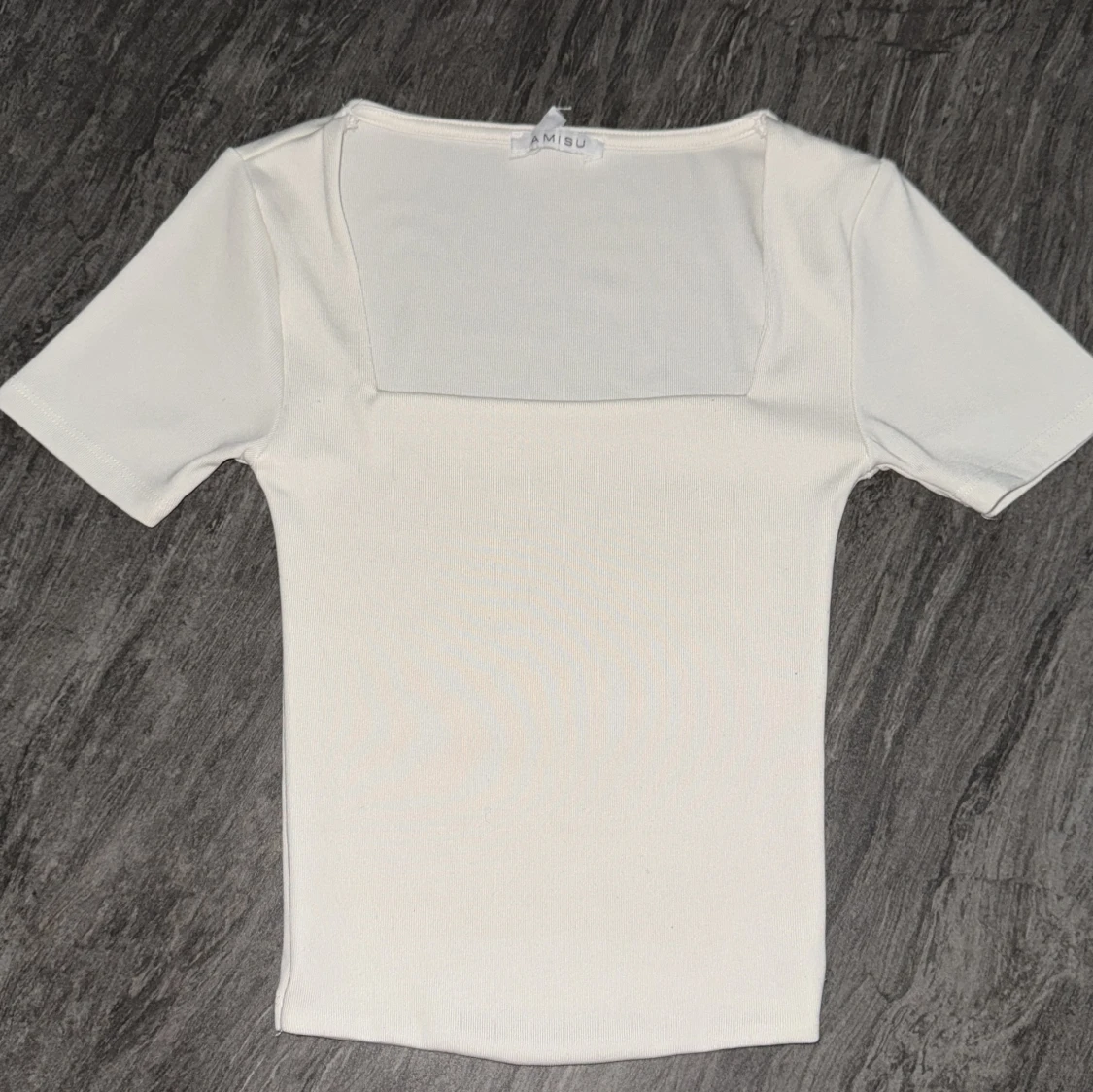 Vit kortärmad topp från Amisu