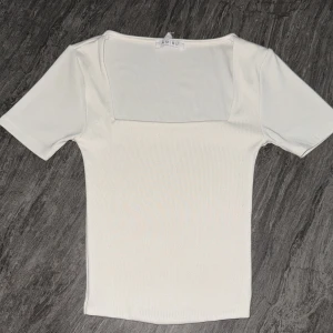 Vit kortärmad topp från Amisu - Mycket bra skick🤩Använt en gång 🤩