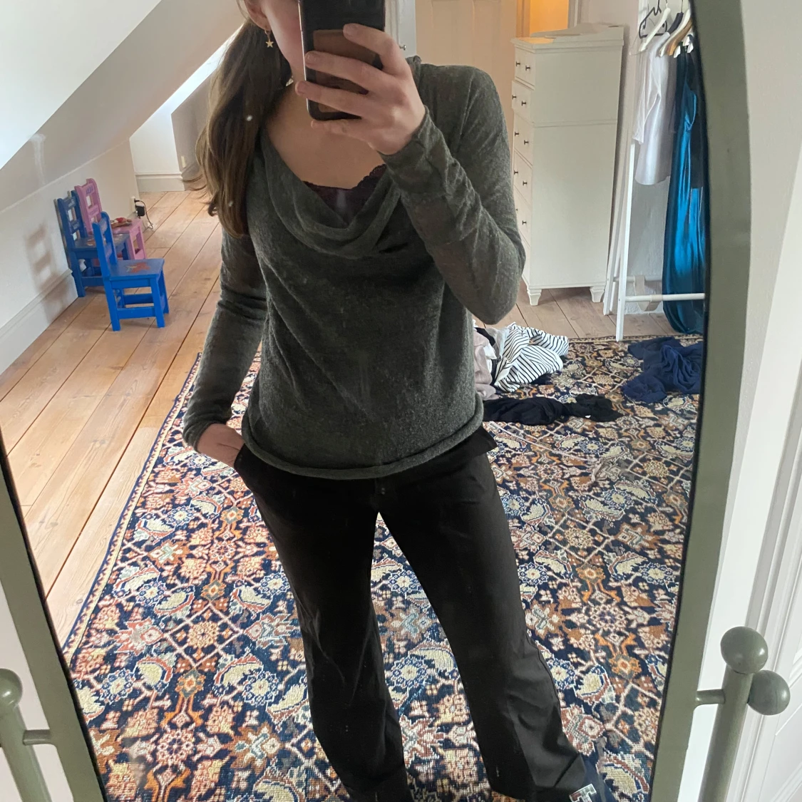 Grå långärmad topp med draperad hals