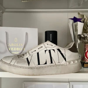 Valentino open dam  - Super fina valentino open i dam modell, storlek 39. Skorna är i bra skick och behövs endast en tvätt. Lite slitage här och där men inga övergripande skador eller hål.     Självklart äkta! Hör av er vid ytligare funderingar, pris kan diskuteras vid snabb affär