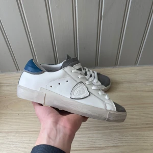 Philippe model skor (HELT NYA) - Säljer dessa sprillans nya Philippe model prsx skorna i storlek 41. Dessa är sjukt feta med en fräsch design och endast skorna ingår. Hör av er vid eventuella frågor! 