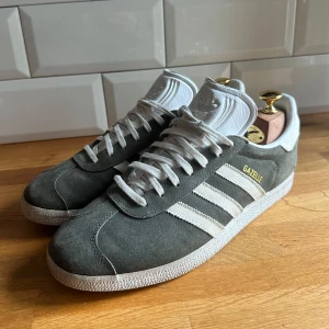 Adidas Gazelle  - Ett par riktigt schyssta Adidas gazelle . Storlek 42. .  Fint skick.,  köp för endast 449🤝