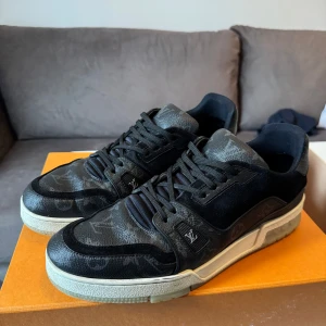 Louis Vuitton skor - Hej säljer nu mina äkta LV trainers. Skorna är i storlek 9, skulle säga att dom sitter som 44or. Dom är i fint skick samma som på bild fast går att göra ännu finare om man vill☺️ Kvitto, box, dustbag osv osv följer med. Riktigt snygga o perfekt till sommarn! Om ni undrar nått är det bara hör av sig! Nypris: 12.800