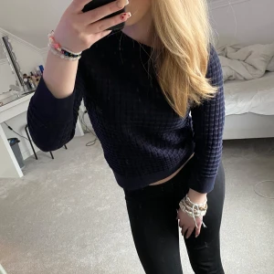 Mörkblå tröja - Skit snygg trekvartsärmad tröja! Med ett mer unikare mönster! Säljer pga, inte används längre💕💕