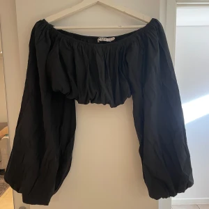 Svart festtopp från Nakd - Snygg, kort feststopp från nakd. Säljer då det va längesen jag andvände den🫶🏽