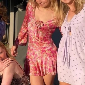 ZARA klänning! - Säljer en söt blommig klänning från Zara . Den har långa ärmar och en v-ringad design med knytning framtill. Klänningen är kort och har volangdetaljer vid fållen, änvänd endast 1 gång!