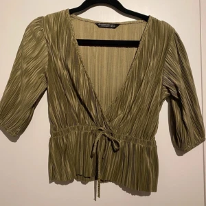 Grön knyt topp  - En grön knyt topp från Stradivarius! Använd men i fint skick! Kom med pris förslag!☺️