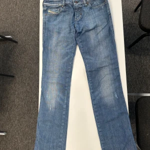 Blå jeans från Diesel - Snygga blå jeans från Diesel med lite bootcut🌸🌸