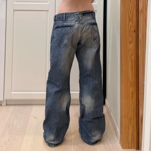 Coola baggy jeans - Midja 49x2 cm, gren 27 cm, innerben 80 cm, total längd 106 cm o benslut 25x2 cm🫶🏻Jae 169 o xs-s för referens. Herrmodell 