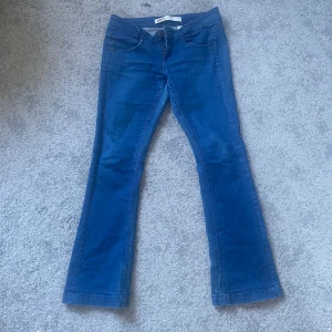 lågmidjade bootcut jeans   - lågmidjade blåa bootcut jeans från only i storlek 29/32 skulle säga att de är lite små i storleken, de är i bra skick, priset kan diskuteras och skriv om ni har frågor💕💕💕