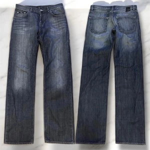 Boss Jeans W33 - Snygga blå jeansbyxor från Boss med en klassisk femficksdesign. Byxorna har en knappgylf och subtila slitningar för en trendig look. Perfekta för en avslappnad stil.