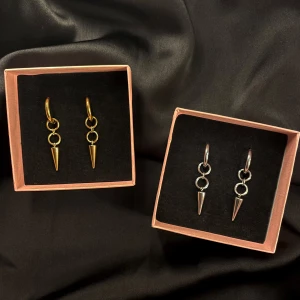 Örhängen i rostfritt stål i guld och silver - Snygga örhängen i både guld och silver i rostfritt stål. Ett par kostar 79kr. Perfekta för att ge din outfit en snygg touch!Passar både till vardags och fest. Perfekt att ge bort i present eller att själv bära. Våra smycken skickas i en smyckespåse, köp till en presentask för endast 15kr. Vi på Monile UF skänker desutom 10% av våran vinst till Barncancerfonden så genom detta köp så bidrar du även till något större!✨💞