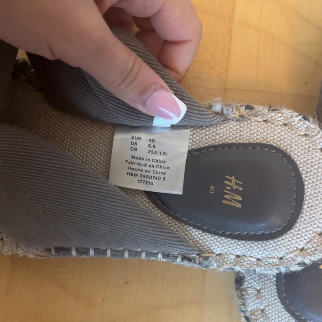 Grå sandaler med knyt från H&M - 1