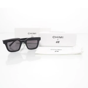 Svarta solglasögon från CHIMI x H&M - Säljer nu dessa otroliga svarta chimisarna från CHIMI X H&M Kollektionen. Kommer inte med den boxen som är på bilden utan kommer med en vanlig chimi box. Då de va den jag fick när jag köpte dom!! Skriv bara om ni vill se boxen. Nypris: 1400 kronor säljer nu för endast 500 kronor så SUPERPRIS. 