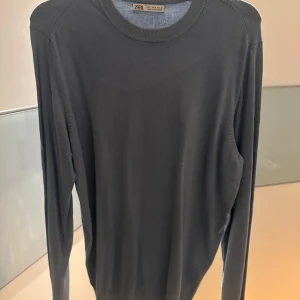  tröja från Zara - tröja från Zara. Tröjan har en rund halsringning och långa ärmar
