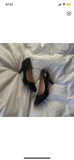 Klackskor - Så fina pumps i strl 39 från ett vintage märke ”G2G” men skulle säga att de passar en med strl 40, köpta här på Plick men inte kommit till användning💘