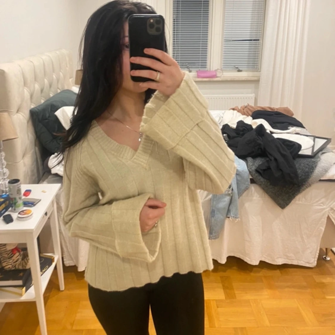 Beige ribbad tröja med v-ringning