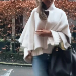 Cape - Sååå fin cape från Zara. Aldrig använd. Perfekt till våren. Kostade 859kr💗lånade bilder