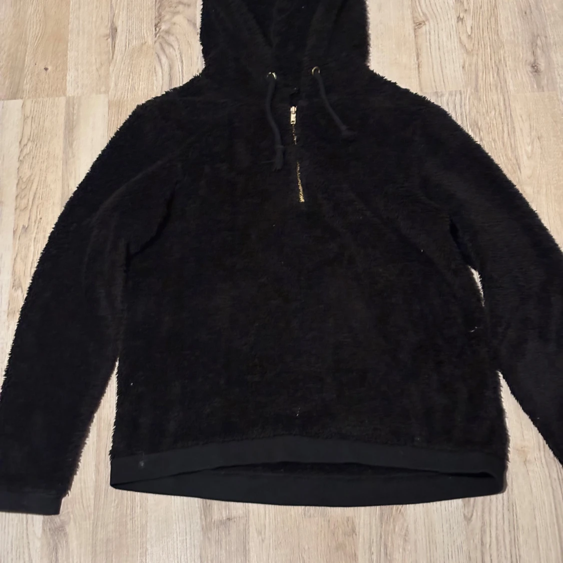 Svart fleece hoodie