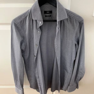 Hugo Boss skjorta - Säljer min skjorta från hugo Boss då jag ej anväder den längre. Cond 9/10 och i size S. Kan gå ner i pris vid snabb affär vid fler frågpr hör av er!