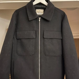 Jacka från Jack and Jones - Snygg vårjacka, ull och polyester. Mycket sparsamt använd. Nypris 1200kr