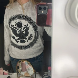 Grå sweatshirt från Mil-Tec - Säljer en grå sweatshirt som är köpt på en vintage butik i Göteborg för några år sedan🩶 strl s.