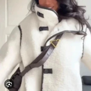 Vit teddyjacka från H&M - Helt ny med prislapp i storlek S💕