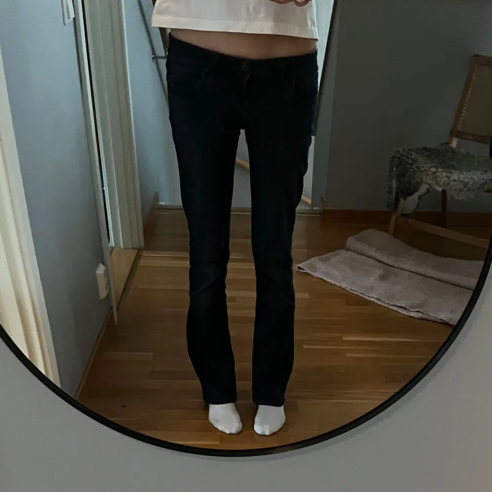 Snygga svarta jeans från LTB med en klassisk design. De har en normal passform och är perfekta för en stilren look. Jeansen har en knappgylf och är tillverkade i ett bekvämt material.. Farkut & Housut.