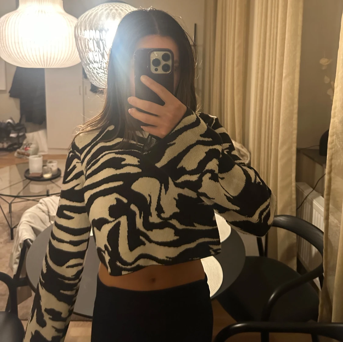 Svartvit zebramönstrad croppad tröja - 1