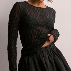 Svart spetsblus från JDY - Lace topp i modellen ”JDYEVA L/S O-NECK LACE TOP JRS” ifrån JDY. Köpt på Nelly, helt ny med prislappen kvar!!🤍