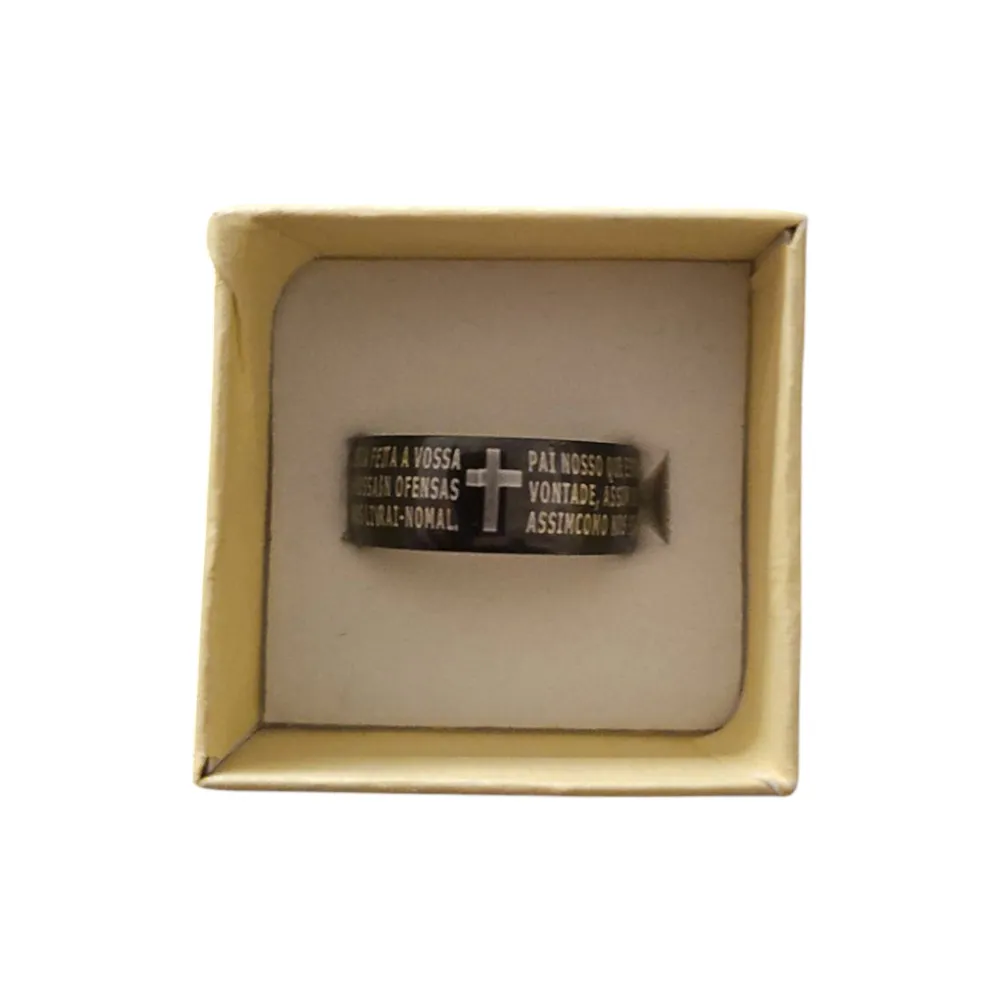 Snygg svart ring i set om 2 med text och korsdetaljer. Perfekt för en stilren look med en personlig touch. Båda är ca US 8 eller 18.1 mm, rostfritt stål. Asusteet.