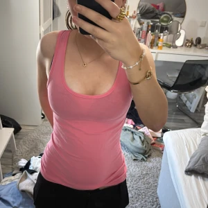 Rosa linnetopp - Säljer en söt rosa linnetopp i bomull. Perfekt för varma sommardagar. Toppen har en enkel design med rund halsringning och ärmlös stil. Passar bra till både jeans och kjol. Hör av dig vid intresse! 🌸