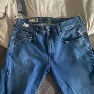 Blå jeans från Replay - Snygga blå jeans från Replay. Helt nya inte använd någon gång. Lappen finns kvar 