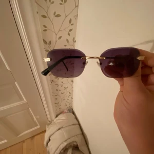 Lila solglasögon med gulddetaljer - Snygga lila solglasögon med guldfärgade skalmar och mörka glas. Ställ gärna frågor å säg det pris du vill betala🤙🤙