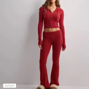 Rött set från Nelly - Jätte fint rött set från Nelly som inte kommer till användning! Nypris: ca 650kr