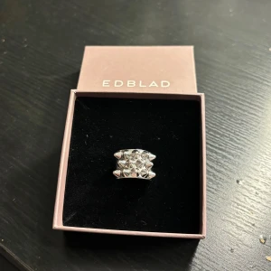 Edblad ring med nitar - Säljer nu min fina edbladring med nitar. Inte använd mycket så är i nyskick och kartongen medföljer☺️strl 17.50 som är en medium