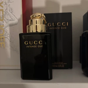 Gucci Intense Oud Parfym - Säljer en lyxig Oud Parfym från Gucci som är en perfekt doft för dig som vill sticka ut och få massa uppmärksamhet. Bara hör av dig vid eventuella frågor eller funderingar!