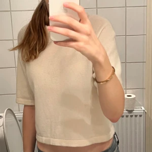 & Other Stories - säljer  min vita other stories tröja då jag inte använder den. Storlek S men förra ägaren har krympt den i tvätten så sitter mer som en XS!💕💕💕