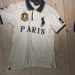 Chief keef polo - Tvääärfet Ralph lauren piké. Perfekt för sommaren. Frankrike med nummer 5 på ryggen. Passar S. Bara att skriva om du har några frågor😁