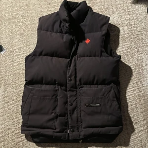  Canada Goose väst - Säljer min canada goose väst då jag inte vill ha den längre den är storlek XS men den passar S. ÄKTA 