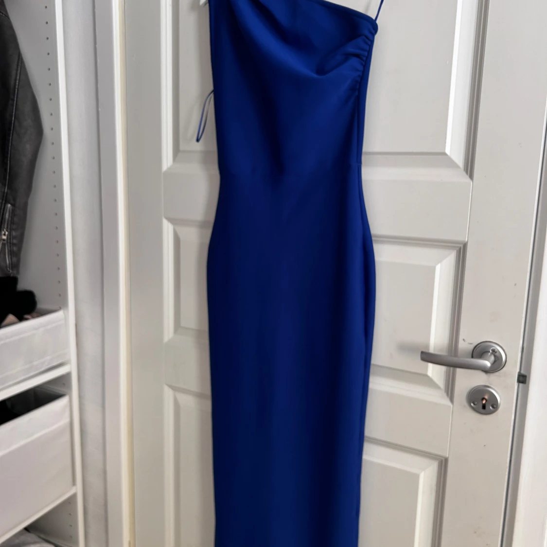 Blå långklänning med oneshoulder