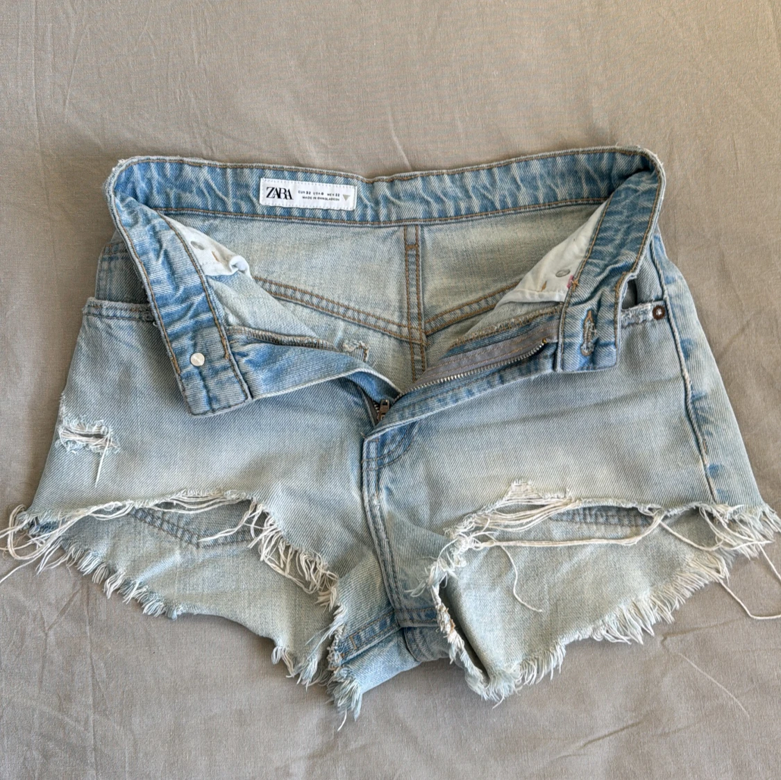 Ljusa jeansshorts från Zara - 1