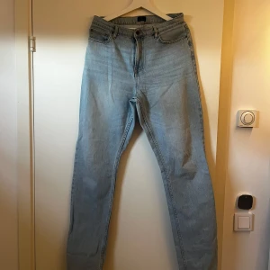 Ljusblå jeans från NLY Jeans - Snygga ljusblå jeans från NLY Jeans med klassisk femficksdesign. De har en dragkedja och knapp framtill. 