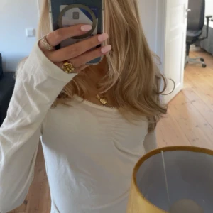 Vit långärmad topp från Cubus - Säljer en vit långärmad topp med spets i fram💕 Den är i storlek 158/164 från barn avdelningen men passar mig som normalt sett är xs/s. Skriv om ni har frågor och priset går självklart att diskutera💗