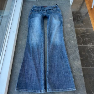 Jeans bootuct  - Supercoola jeans med fickor och coolt knäppe. Har tyvärr ingen bild på då de inte passar. Lowwaist och bootuct. Innerbenslängd: ca 86 cm midjehöjd: ca 20 cm midjemått: ca 34-35 cm💕
