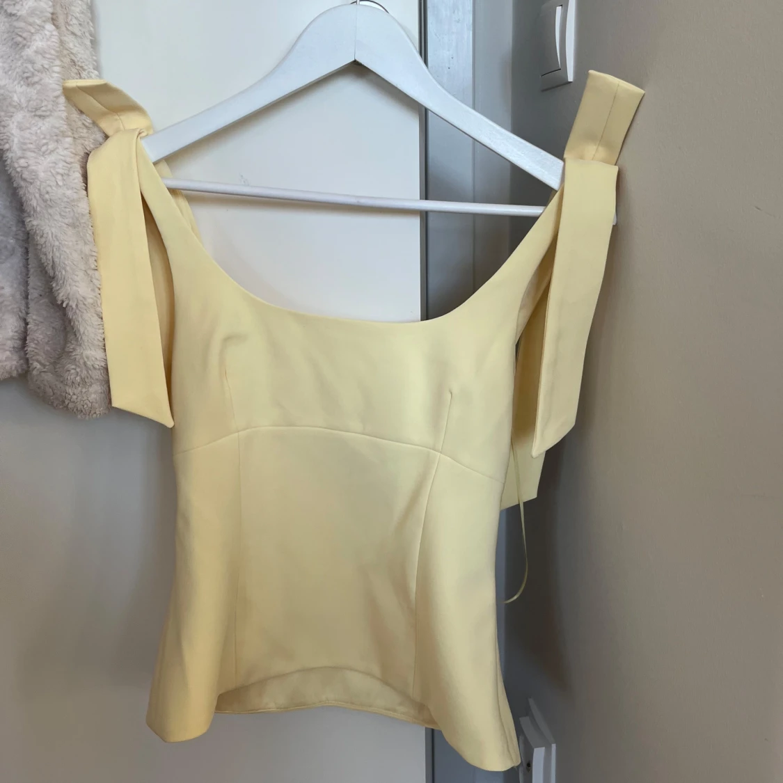 Gul topp med knytband från Zara - 2