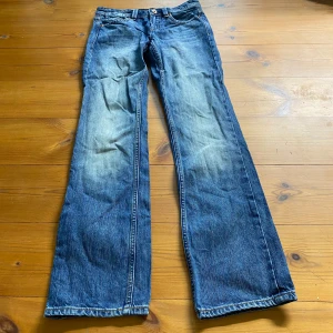 Blå jeans med bootcut - Jeans som inte passar mig, köpte dessa på Vinted. Priset är rätt lågt då jag vill bli av med dem. Om ni har frågor svarar jag gärna på dem!!🩷