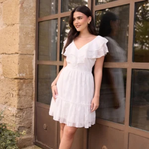 Studentklänning Bubbleroom - Säljer en söt vit klänning från Bubbleroom med volangdetaljer och v-ringning💓